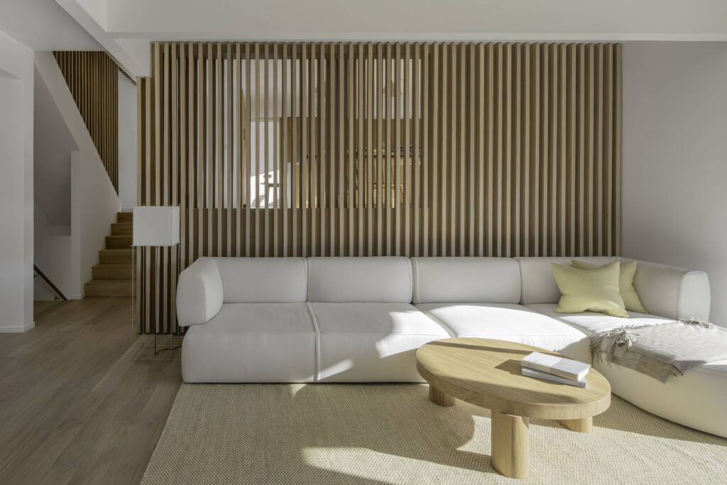 Salón de casa con paneles de madera
